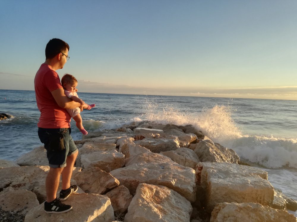 beba-i-supertata-uz-more