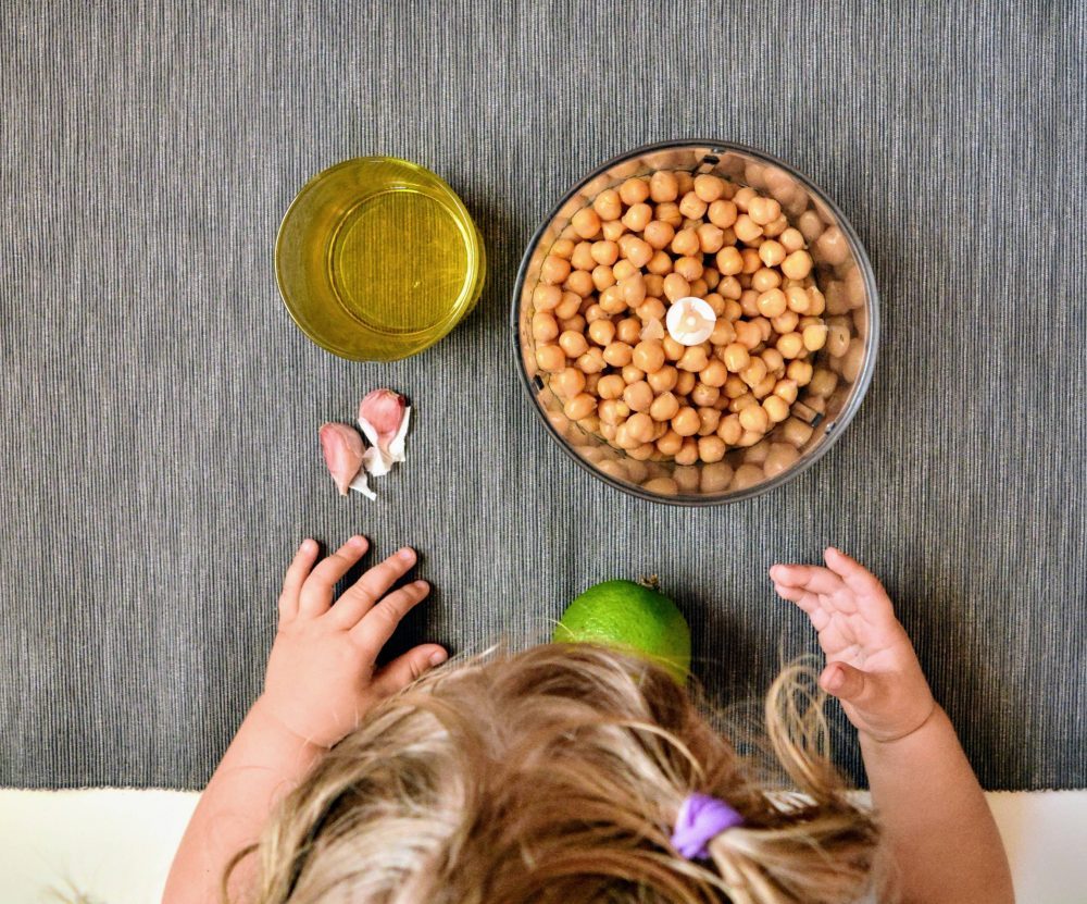 beba pomaže u pripremi humusa