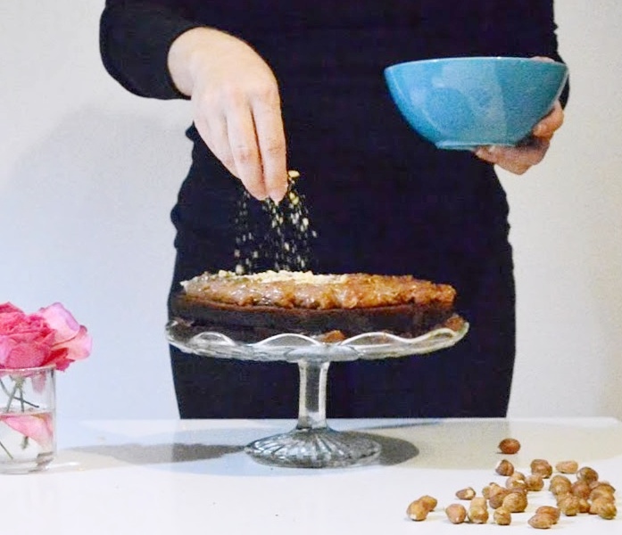 Posipanje lješnjaka po torti