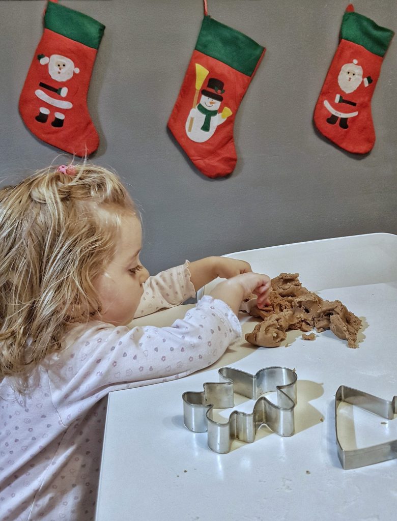Vrijedne ruke pomažu raditi Božićne kekse