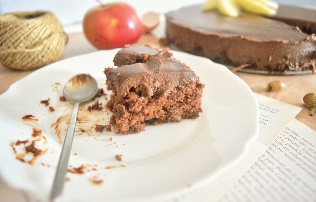 Sočna torta od jabuka i čokolade
